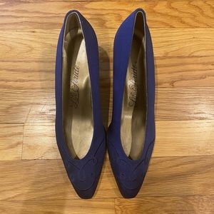 These lovely pumps need a new home.